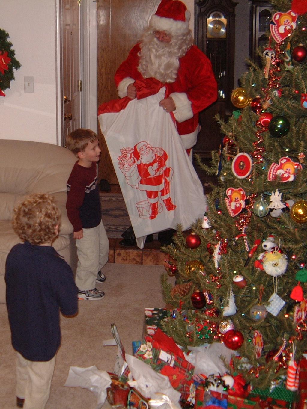 2003/12(Dec)/02-Christmas Eve/1024x768_2003-12-24-16-Santa-Arrives.JPG